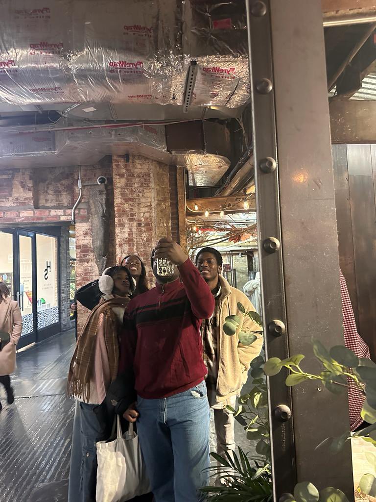 olubori_agboola's tweet image. My friends came all the way from California and Virginia to spend Christmas with me in New York🥹🥹 third wheeling isn’t cool but I love them so much 😂😂