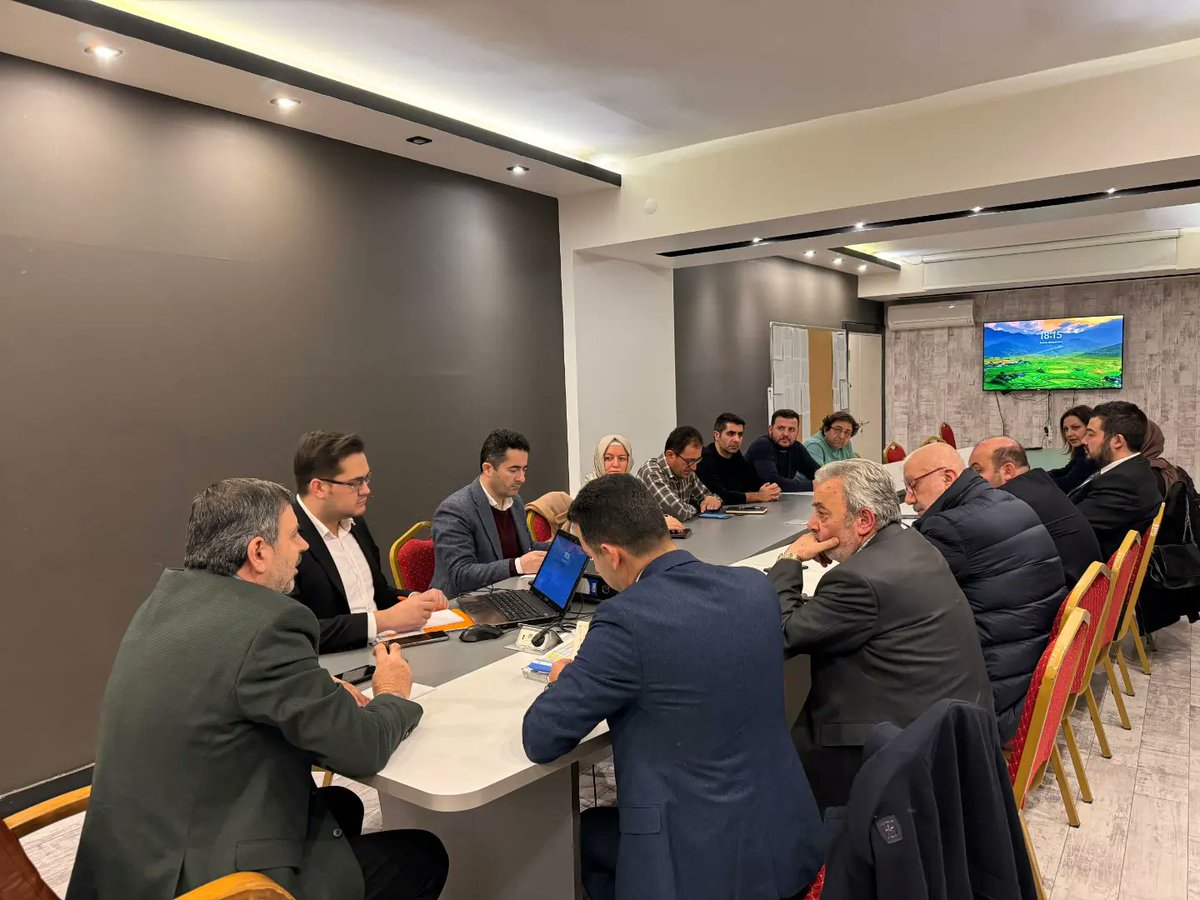 AKEskisehir26's tweet photo. Haftalık olağan yürütme kurulu toplantısı, İl Başkanımız @SuleymannREYHAN başkanlığında gerçekleştirildi. https://t.co/MPWQbIowmZ