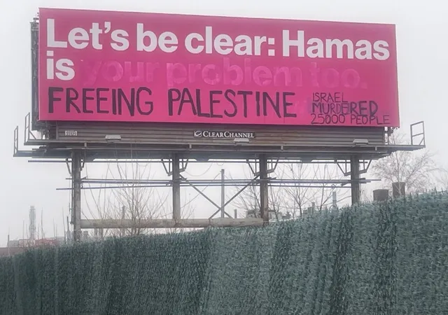 Birileri ABD de siyonist katillere ait (Açık konuşalım, Hamas sizin de meseleniz yazan) bir billboard u düzeltmiş: Açık konuşalım, Hamas Filistin'i azad ediyor. İ*rail 25 bin kişiyi katletti.