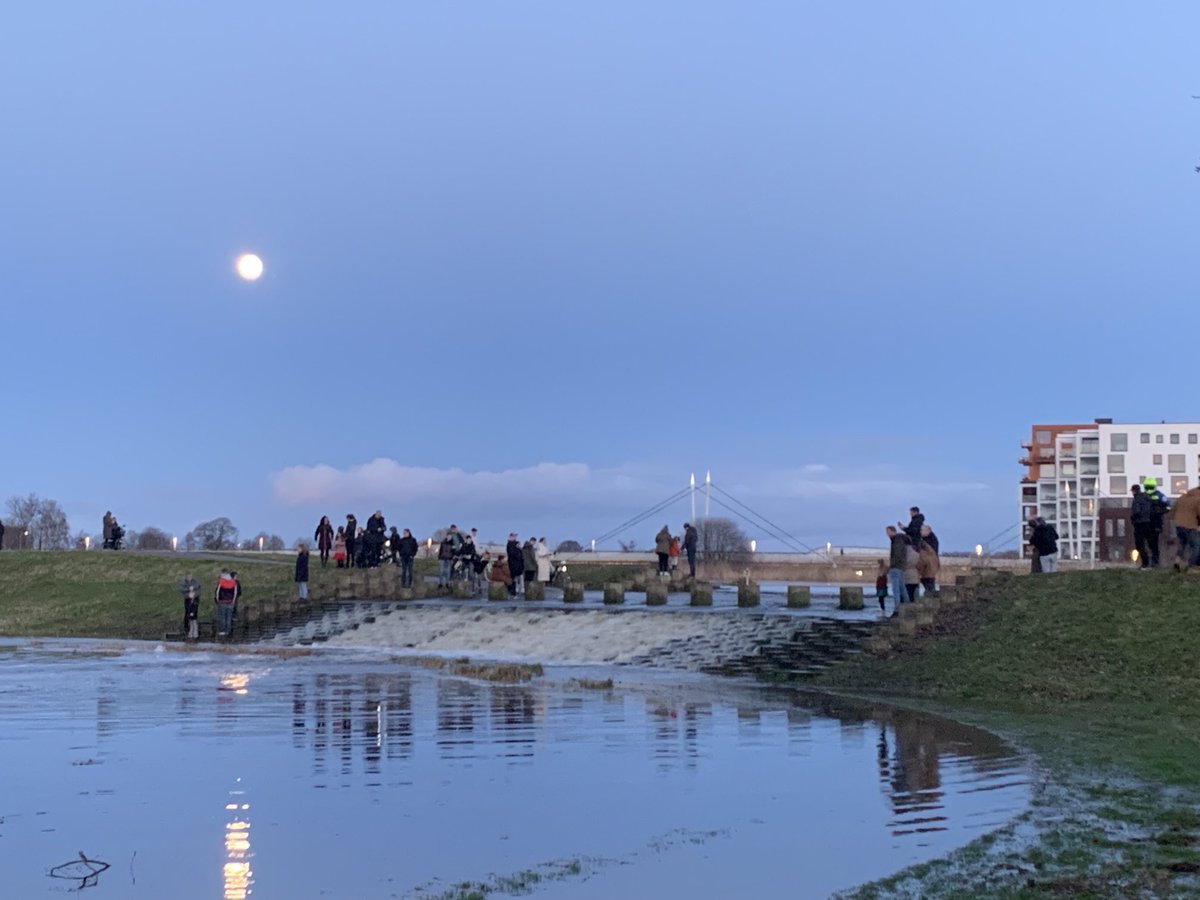 dreschler's tweet photo. #hardenberg #vecht #hoogwater https://t.co/gkJj3sM4cx