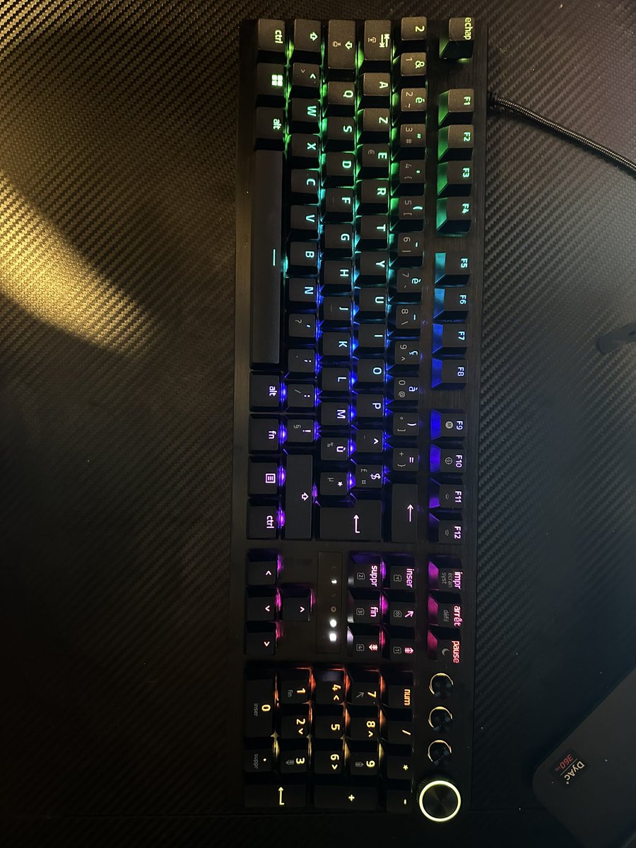 Merci @TeamRazer et @JimmyMalavong pour le Huntsman V3 Pro. Le rapid trigger rend les mouvements tellement plus réactifs 🤯