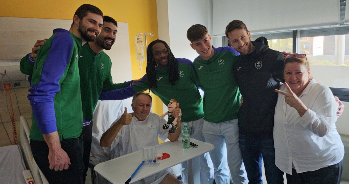 quironsalud's tweet photo. Varios jugadores del @unicajaCB visitan el Hospital Quirónsalud Málaga para felicitar las fiestas navideñas y desear una pronta recuperación a los niños y los pacientes mayores ingresados en el centro https://t.co/TOxe0mr6Hu https://t.co/df4eDrVxmR