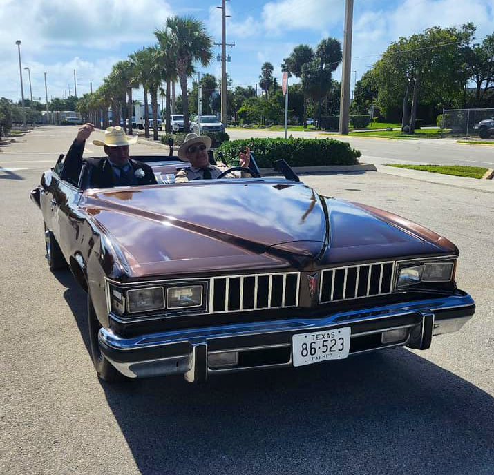 Tail grabbing <a href="/77BanditTransAM/">East Bound and Down Smokey and the Bandit</a>