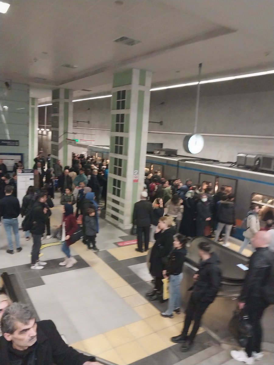 Reklam ve algı ile İstanbul'u yönetebiliriz sandınız.
Kirazlı Metro İstasyonu'nun anlık hali.
Bu rezaleti vatandaşa layık görüyorsunuz.
Bir kenti yönetmek,şehrin imkanlarını vatandaşa en iyi şekilde sunmak sizin becerebileceğiniz bir şey değilmiş.
Bu duruma tepki büyük !
