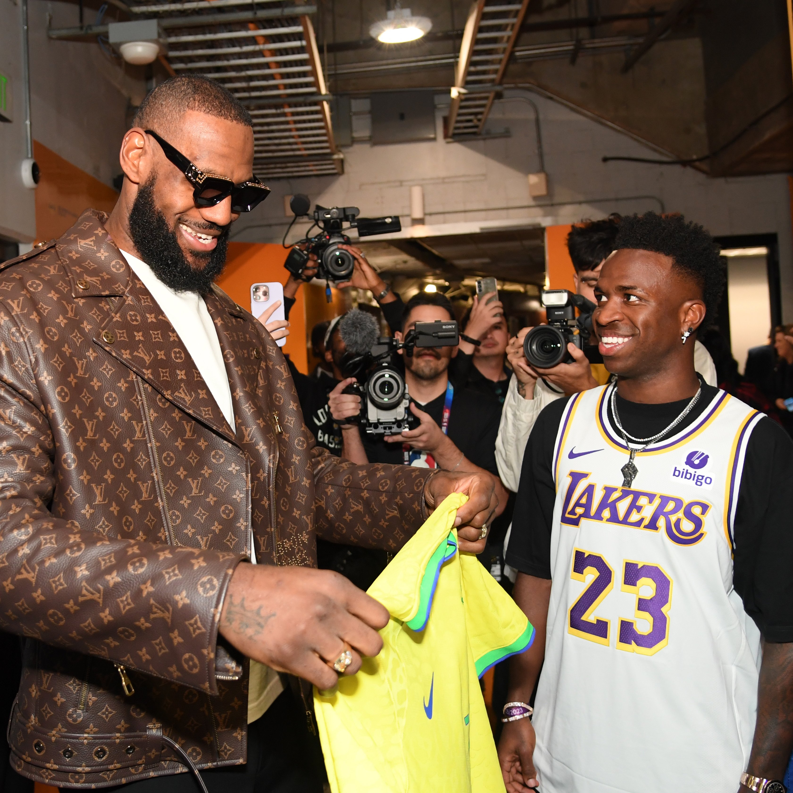 CBS Sports Golazo on X Vinicius Jr. LeBron James linked up at last night s Lakers game in Los Angeles. https t qmwnjGOWkD X