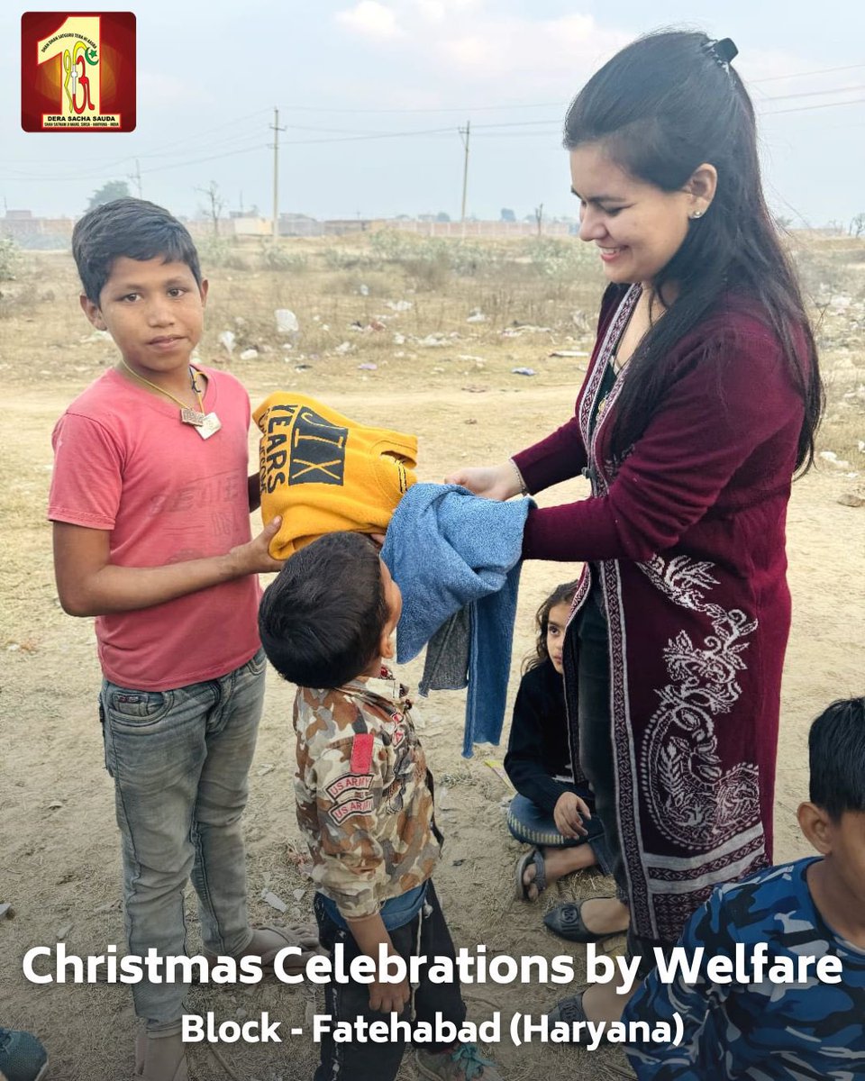 DSSNewsUpdates's tweet photo. Bringing holiday cheer to those in need! Dera Sacha Sauda volunteers are celebrating Christmas🎄with families and kids living near roads, sharing the warmth with woolen clothes, blankets, sweaters, and food. A true embodiment of the festive spirit!  #MerryChristmas #Kindness #WinterCare #DeraSachaSauda
