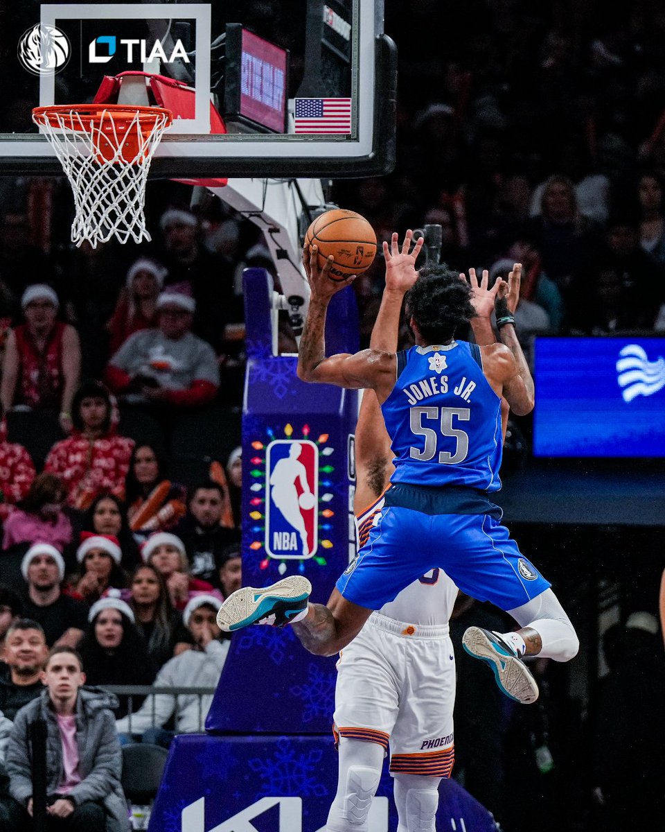dallasmavs's tweet photo. No better gift than a Mavs dub 🎁 

@TIAA // #MFFL https://t.co/hm6dvHiqGI