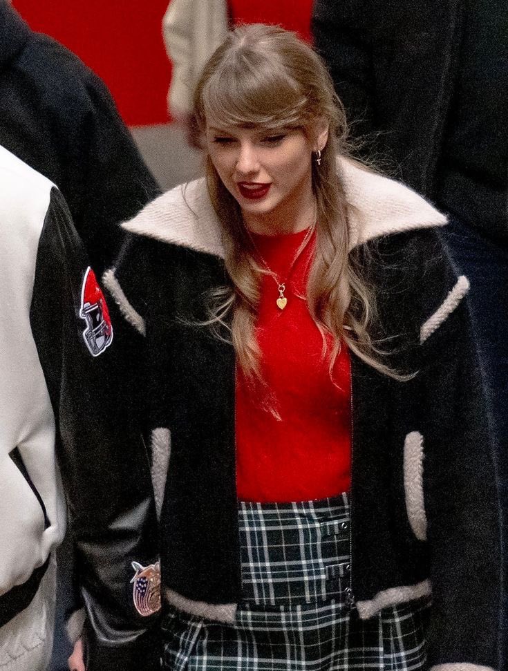 THE13MANUSCRIPT's tweet photo. Taylor stole Lorelai’s jacket https://t.co/2TCi7jbyTz