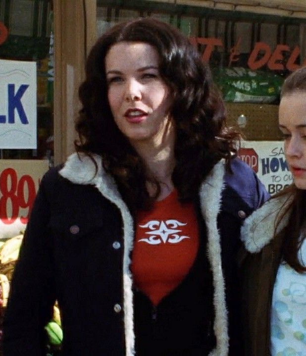 THE13MANUSCRIPT's tweet photo. Taylor stole Lorelai’s jacket https://t.co/2TCi7jbyTz
