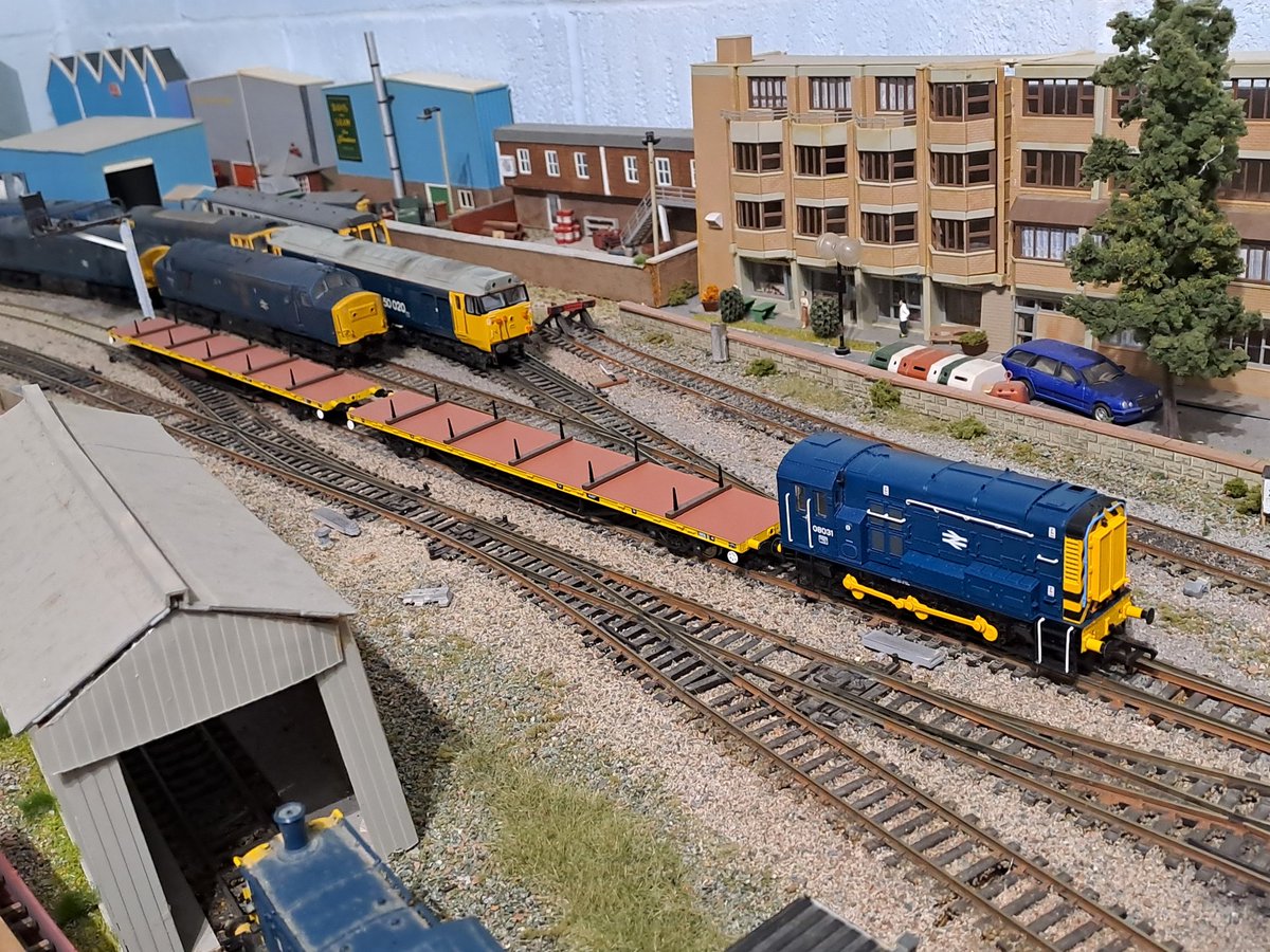CraigMunday1's tweet photo. Turkey yesterday followed by Salmon(s) today. The wonderful #flangeway Salmon wagons makes their debut on Boxing day. @railexpress @modelrailUK https://t.co/ISy0VodIXG