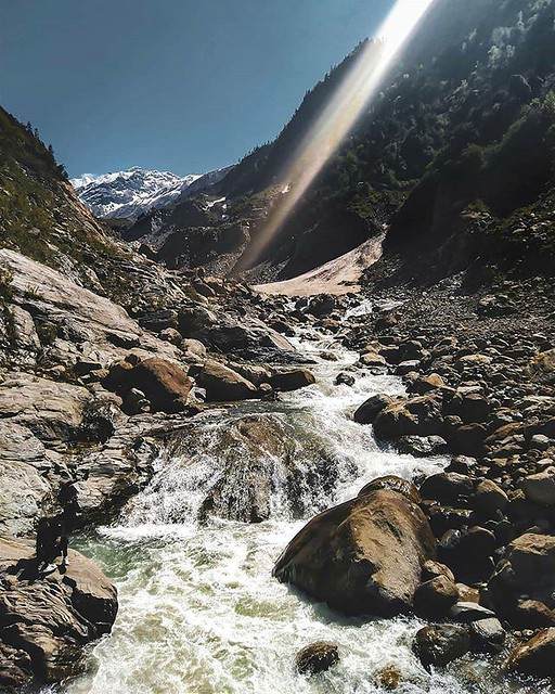 Xpresso2023's tweet photo. 📍Kedarnath is situated in the Garhwal Himalayas near Mandakini River 🌊

Do you know the importance of Mandakini River?

It is believed that the Mandakini River originated from the waters that flowed from Lord Shiva's hair.🔱

The Mandakini River, originating from the sacred locks of Lord Shiva, is considered holy by Hindus. Pilgrims visiting Kedarnath often take ritualistic dips in the Mandakini River as a part of their religious practices. 🛕
