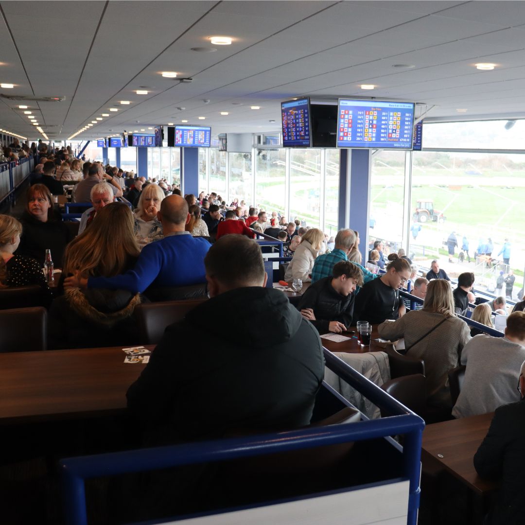 HoveGreyhounds's tweet photo. Boxing Day is a success here in Hove! Great food and an amazing atmosphere to watch those amazing dogs!🐾 ❤️ 
#boxingdaylunch #greyhoundracing https://t.co/yoIvulQpF8
