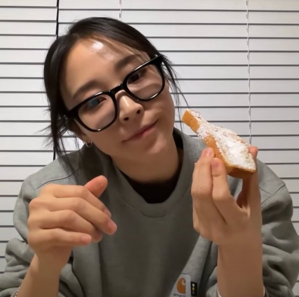 solarnootnoot's tweet photo. Moonbyul singing during her 5 hour livestream [241223] - a thread 🧵; https://t.co/UBo6PU59Gg