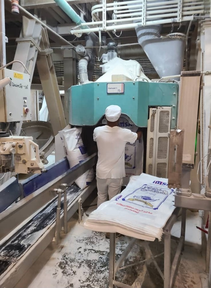 JorgeLuisFajar8's tweet photo. Con la desiciva  participación de #TrabajadoresProtagonistas resuelta avería en los Molinos T. Lima e IMSA desde ayer estabilizaron la producción de harina. El sistema #Minal comprometido con el pueblo. 
@UlisesGuilarte 
@ManuelSobrinoM 
@CubaCentral https://t.co/QI2yvvdVzt