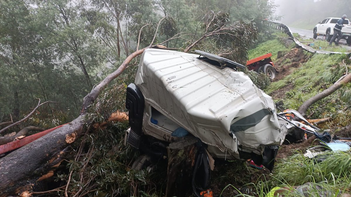 TrafficSA's tweet photo. KZN - N3 South:  #TruckCrash on Van Reenens pass https://t.co/rD6steqdpA
