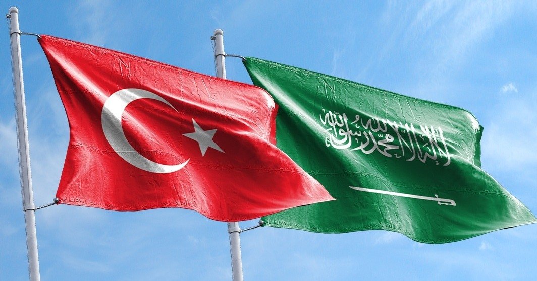 TC_RiyadBE's tweet photo. 📢  بدأ اليوم ممارسة الإعفاء من التأشيرة الدخول لزيارة تركيا بغرض السياحة لحاملي جواز السفر العادي من المواطنين السعوديين لمدة 90 يومًا في كل 180 يومًا.  🇹🇷🇸🇦

  نعلن بكل احترام لمواطني السعودية الشقيقة، ونرحب بجميع أشقائنا السعوديين في وطنهم الثاني في تركيا. 💐✈️

تهانينا! 🤝 https://t.co/rRB9oQ5TB7