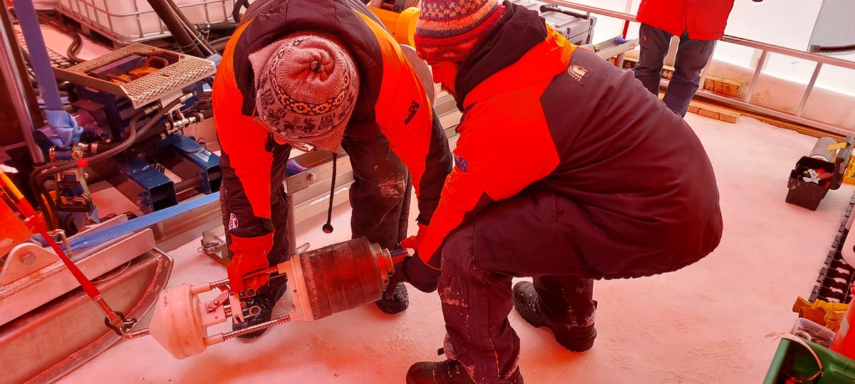 SWAIS2C's tweet image. 2/2

Success!  

L: Gavin &amp;amp; Ollie assembling the gravity corer 

R: Happy faces &amp;amp; a relatively full core upon its return!   

#SWAIS2C #HowMuchHowFast

📸 @VeronikaMeduna