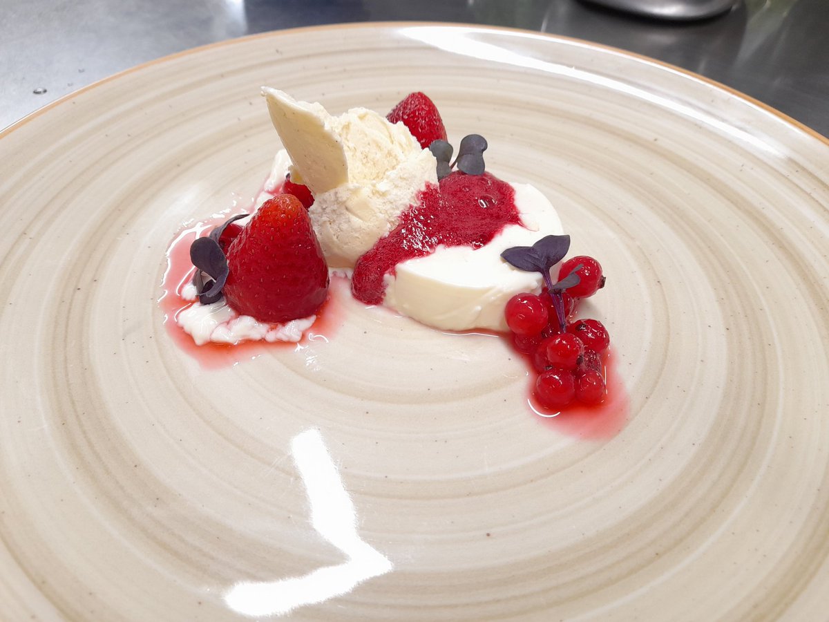 Dessert: lime and cinnamon Panna Cotta and vanilla ice cream, accompanied by strawberries in syrup