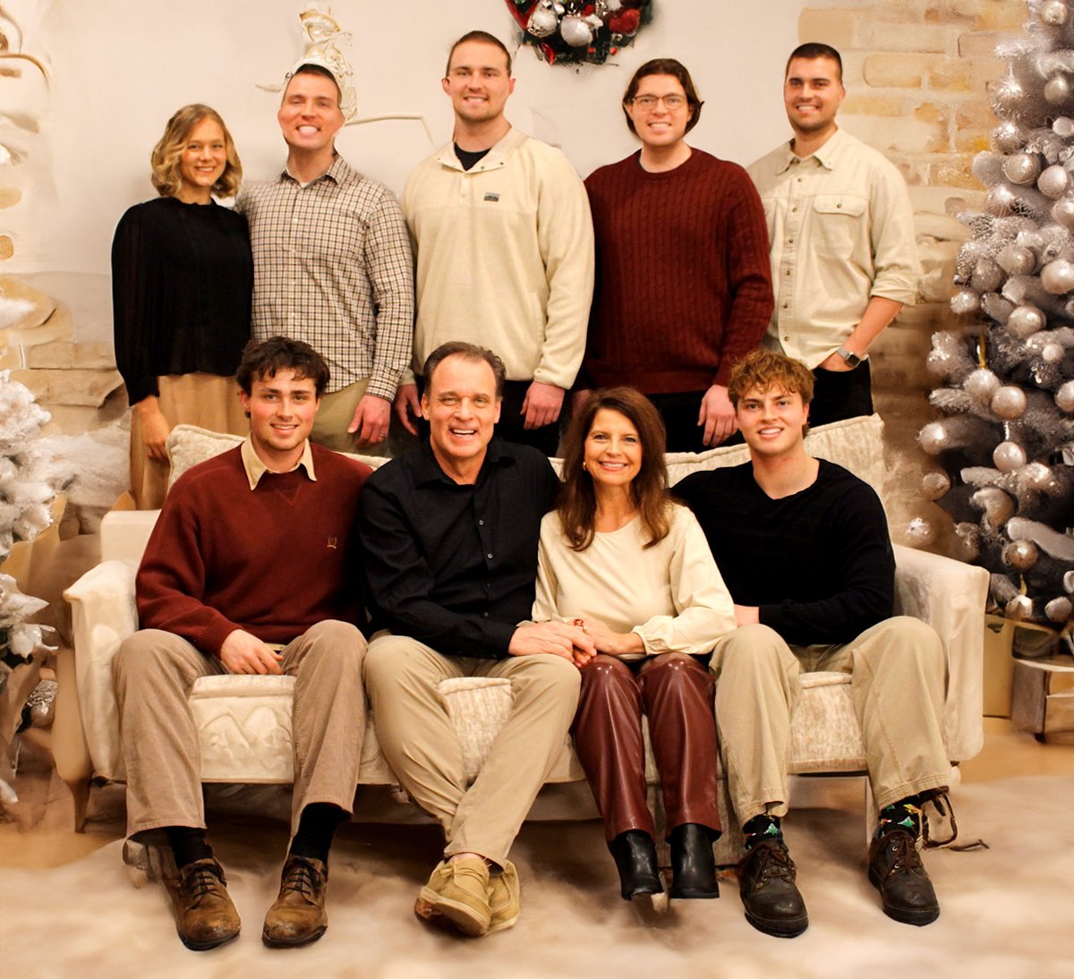 derynyoung's tweet photo. Merry Christmas from the Youngs! 🎁🎄
What next year looks like for us:
Brooks - Awaiting mission assignment
Braxton - Mission in South Korea
Benjamin - Dental School at U of U
Blake - Medical School UAMS
Brandyn &amp; Brinley - Medical School UAMS
Bryce - Computer Science U of A https://t.co/jLLisBZpJ7