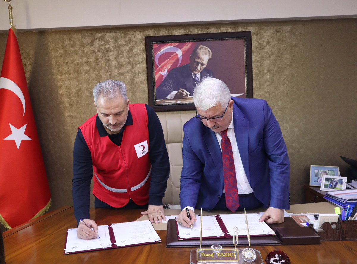 nevsehirmem's tweet photo. Kızılay Nevşehir İl Merkezi ile İl Milli Eğitim Müdürlüğümüz arasında ortaöğretim kurumunda öğrenim gören öğrencilere yardım sağlanmasına yönelik iş birliği usul ve esaslarını içeren protokol imzalandı. ⤵️

@tcmeb 
@Yusuf__Tekin 
@nevsehirvalilik 
@ValiFidan https://t.co/qT5GOpVkyq