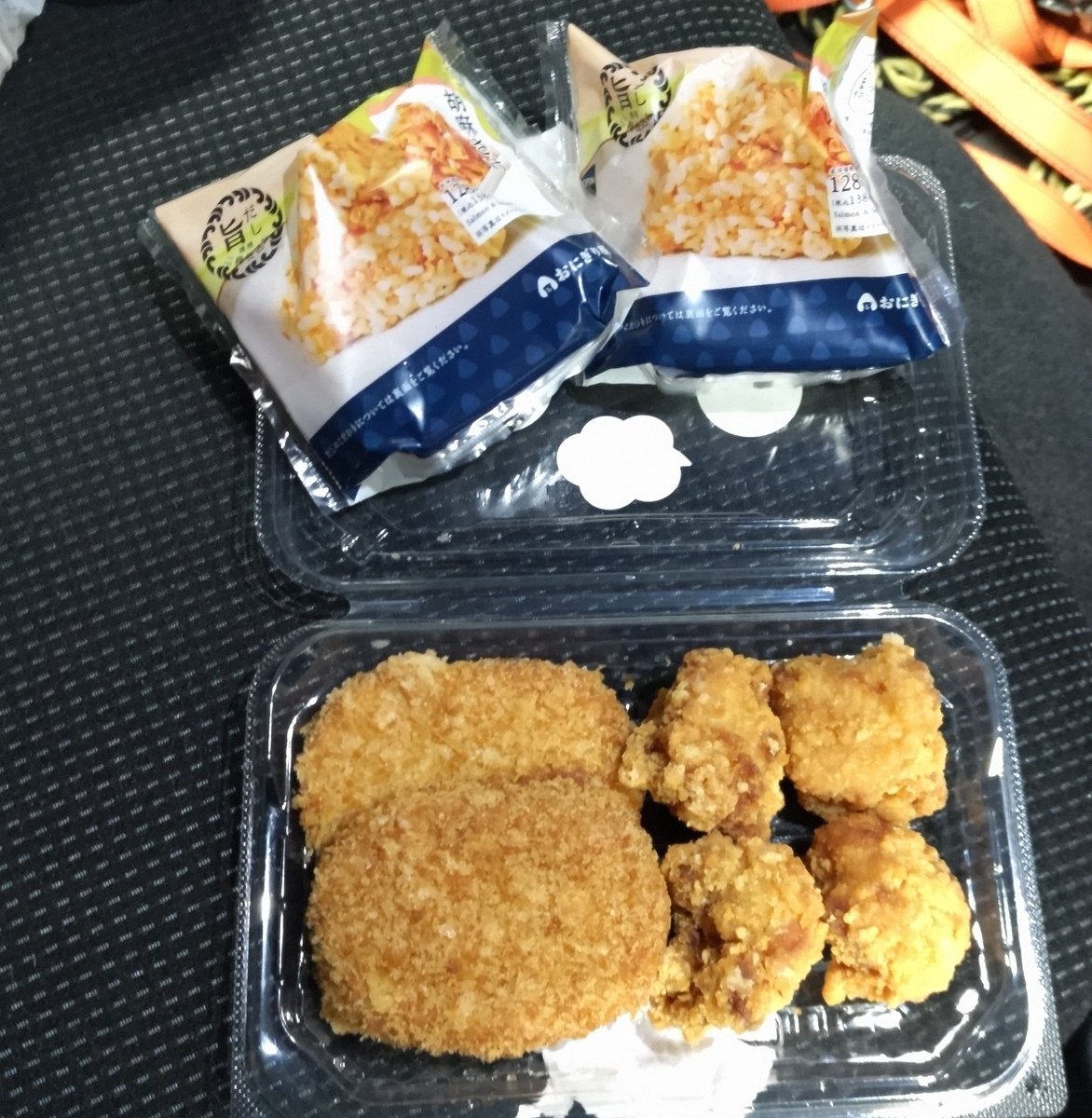 kazuna631's tweet photo. 今日の社用車ドラレコ取り替え。
(興味無い方は飛ばしてね😵💫)
ポックリポックリ #キャンター #FBA20 。
キャビンで腹ごしらえ🤤
なんと…スイッチのコネクターに爪が無い、しかも全部形状一緒。しかも、アルファベットで分類してるし😑 https://t.co/38Ylqn2rz5