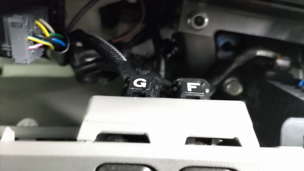 kazuna631's tweet photo. 今日の社用車ドラレコ取り替え。
(興味無い方は飛ばしてね😵💫)
ポックリポックリ #キャンター #FBA20 。
キャビンで腹ごしらえ🤤
なんと…スイッチのコネクターに爪が無い、しかも全部形状一緒。しかも、アルファベットで分類してるし😑 https://t.co/38Ylqn2rz5
