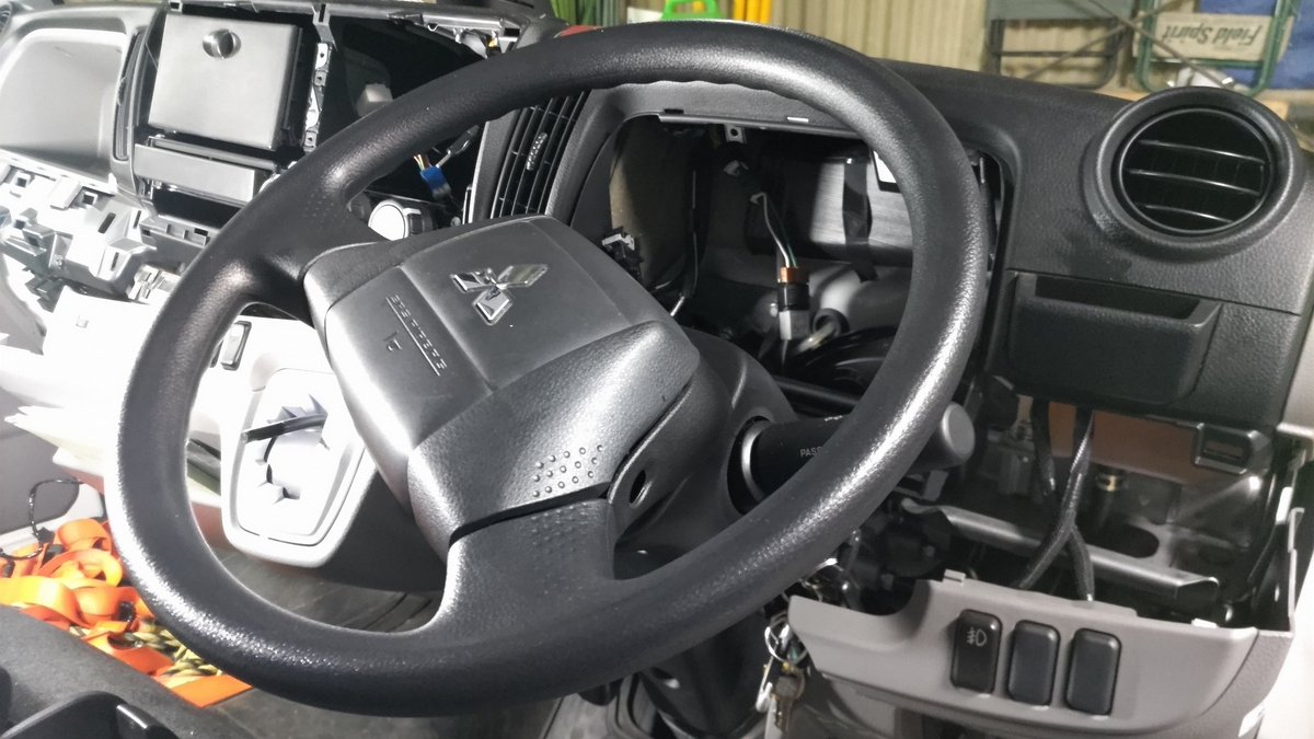 kazuna631's tweet photo. 今日の社用車ドラレコ取り替え。
(興味無い方は飛ばしてね😵💫)
ポックリポックリ #キャンター #FBA20 。
キャビンで腹ごしらえ🤤
なんと…スイッチのコネクターに爪が無い、しかも全部形状一緒。しかも、アルファベットで分類してるし😑 https://t.co/38Ylqn2rz5
