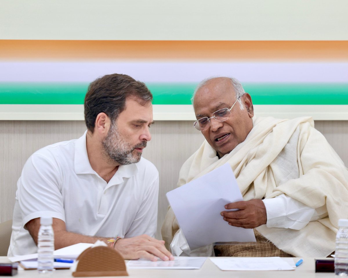 Ajay_reporter's tweet photo. सूत्र – पंजाब कांग्रेस की बैठक में इशारों में राहुल गांधी का नवजोत सिंह सिद्धू को फटकार..अनुशासनहीनता नहीं किया जाएगा बर्दाश्त। कई नेताओं ने सिद्धू की बैठक में की शिकायत। https://t.co/qhIlxx3vEx
