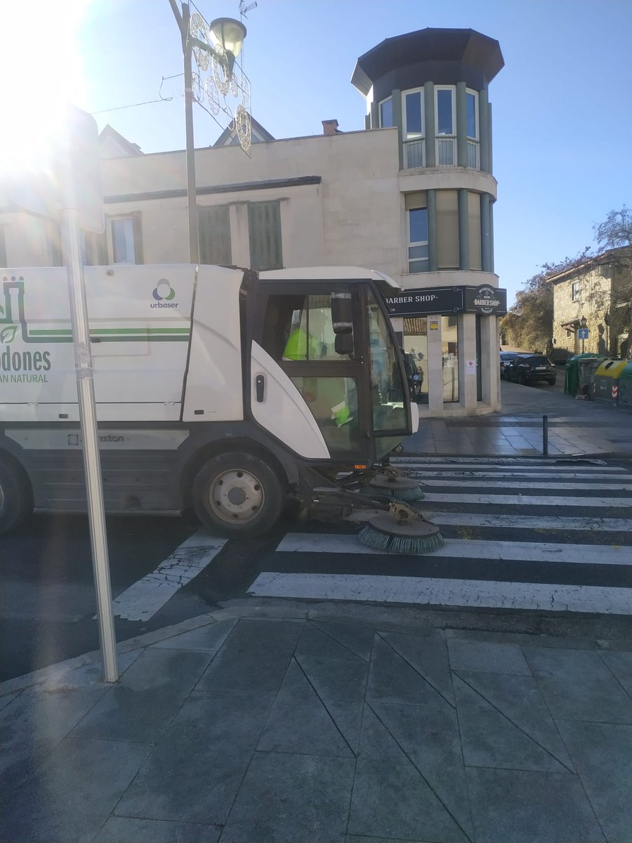 ayto_torre's tweet photo. 🗓️24 de dic. 🎅Tras recibir a miles de vecinos y visitantes, los servicios municipales de limpieza actuaron rápidamente
🗓️25 de dic. Volvieron a limpiar al detalle
@ayto_torre agradecemos la labor de servicios de limpieza y servicios generales x su gran labor #Torrelodones https://t.co/LmPu9oRbD4