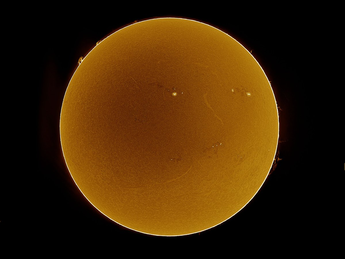 AstroMeteo_'s tweet photo. Daily solar photograph taken at 12:10 UT
🔭Lunt LS100tHa BF1800
📷Atik Horizon II
📍@Observatori de Pujalt
#Astrophotography #astronomy #space_weather https://t.co/Ngtx7IS6OS