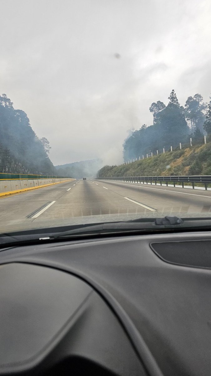 charly_landa's tweet photo. Incendio km 57 carretera México puebla dirección mexico @CAPUFE https://t.co/m0lc71YhTv