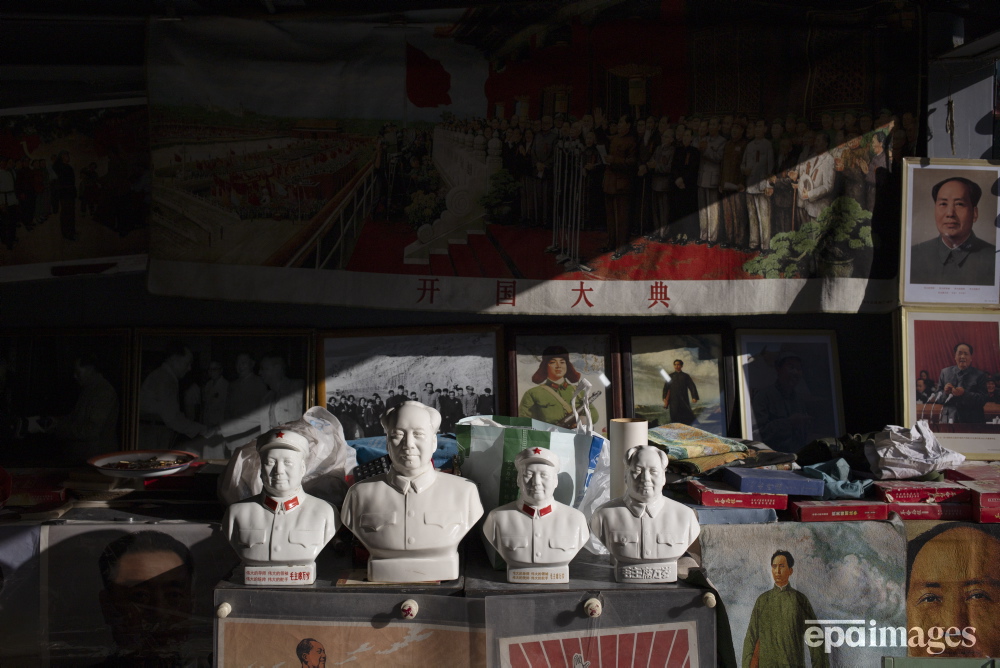 EPA_Images's tweet photo. Busts of Mao Zedong are set for sale at a market in Beijing, China, 26 December 2023, on the former Chinese leader's 130th birth anniversary. 📷️ EPA / Andres Martinez Casares

#china #mao #birth #anniversary #epaimages https://t.co/xQMH9zacLt