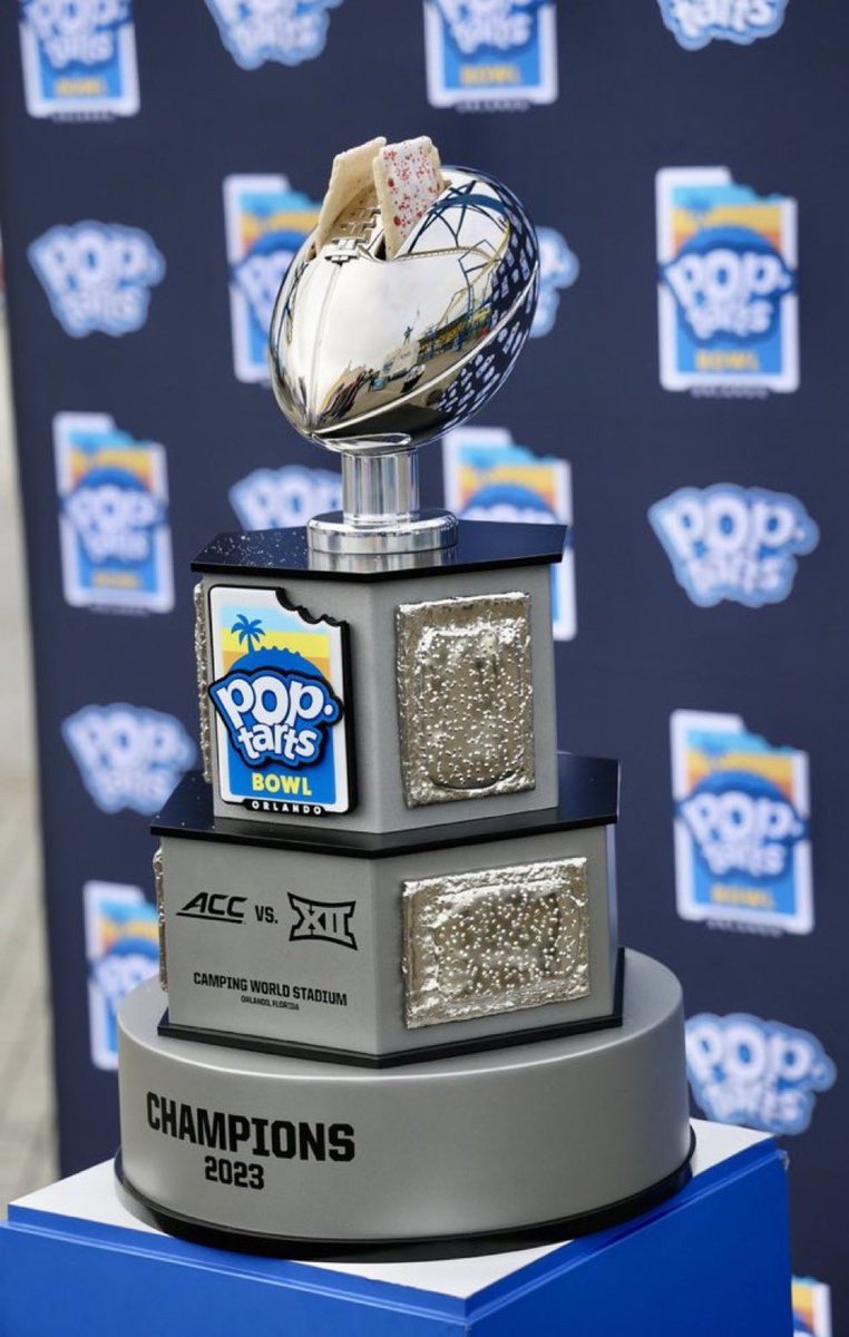 barstoolsports's tweet photo. A toaster football at the top of the trophy.

Is this the greatest bowl trophy of all time? 

(Via @PopTartsBowl ) https://t.co/2UVfwCH0Jb