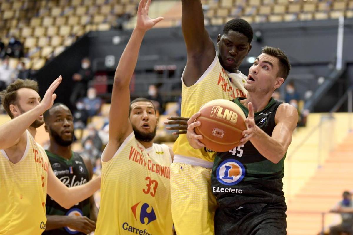 "Des gens pleurent ici...": Thomas Cornély, joueur de basket à #Gravelines  et originaire du #Loiret , témoigne après l'incendie du #Sportica  larep.fr/checy-45430/sp…