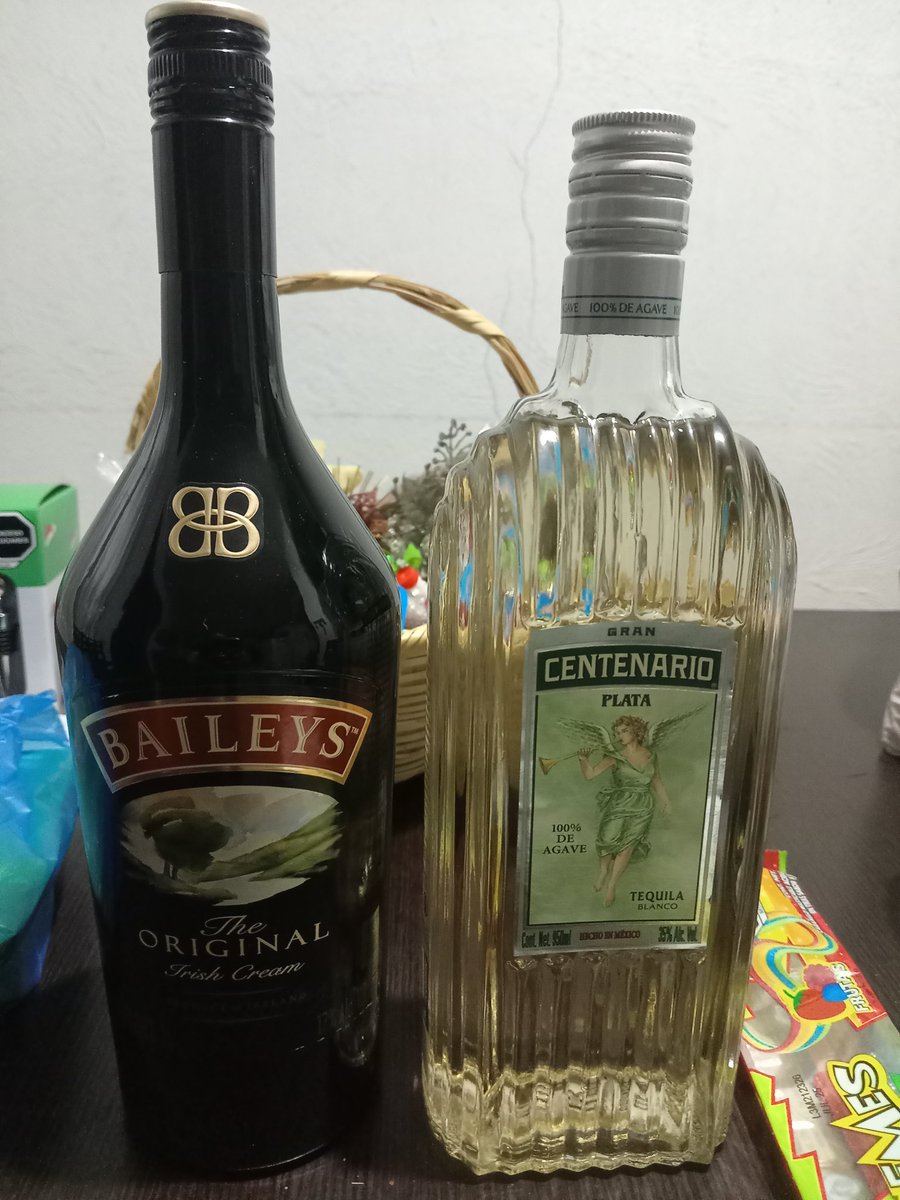 nohechernandez's tweet photo. @soyjuantavares @Electrolit @Megacable @navidaliagdl @Selvamagicagdl @Atarashi33 @MAXIMA1067FM Le mando un fuerte abrazo Maestro Sensei Campeón Águila Real Tavares
#MeRegalaron unas botellas y una excelente reunión con mi suegra después de 10 años de no hablarnos y mis poderosas Águilas un gran festejo con el campeonato
Participo por los boletos para @navidaliagdl https://t.co/0u8edFyZcZ
