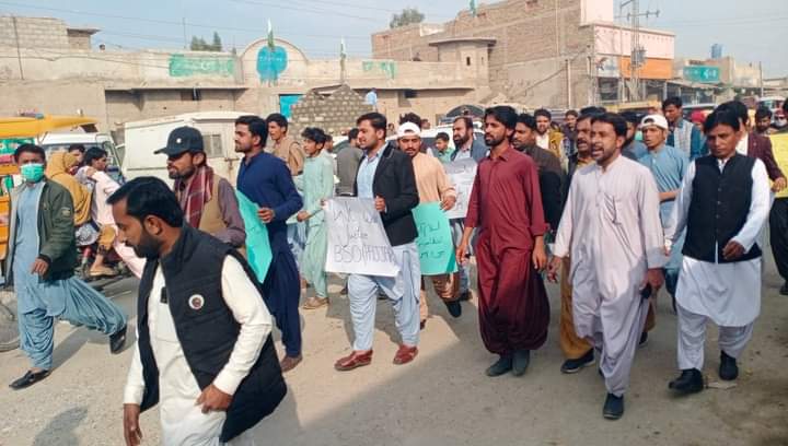 AyazBaloch73193's tweet photo. اوستہ محمد ۔۔ بی ایس او پجار و  نیشنل پارٹی کی جانب سے بی ایس او پجار کے سی سی ممبر طارق بلوچ تیمور خان بلوچ شہزاد بلوچ کی قیادت میں بلوچ یکجہتی خواتین کے ساتھ اظہار یکجہتی اور اسلام اباد پولیس کی خواتین کے ساتھ زیادتیوں  خلاف  ریلی نکالی گئ https://t.co/qJZ24XuSXJ