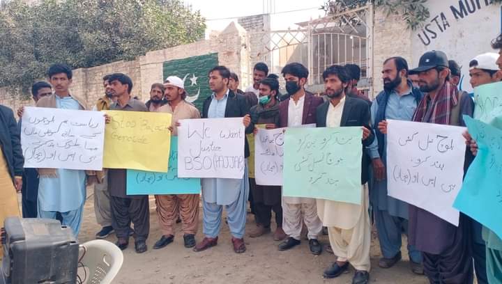 AyazBaloch73193's tweet photo. اوستہ محمد ۔۔ بی ایس او پجار و  نیشنل پارٹی کی جانب سے بی ایس او پجار کے سی سی ممبر طارق بلوچ تیمور خان بلوچ شہزاد بلوچ کی قیادت میں بلوچ یکجہتی خواتین کے ساتھ اظہار یکجہتی اور اسلام اباد پولیس کی خواتین کے ساتھ زیادتیوں  خلاف  ریلی نکالی گئ https://t.co/qJZ24XuSXJ