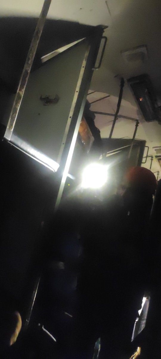 DPARGAI2306's tweet photo. @IRCTCofficial @RailMinIndia 
महोदय मेरी ट्रैन(14554 हिमाचल एक्सप्रेस) में लाइट नहीं आ रही है रात का समय है । कृपया संज्ञान लेने की कृपा करें ।। https://t.co/4r9xdbFeIF