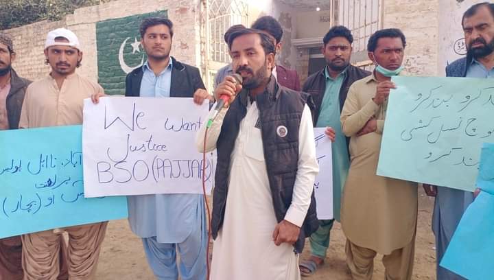 AyazBaloch73193's tweet photo. اوستہ محمد ۔۔ بی ایس او پجار و  نیشنل پارٹی کی جانب سے بی ایس او پجار کے سی سی ممبر طارق بلوچ تیمور خان بلوچ شہزاد بلوچ کی قیادت میں بلوچ یکجہتی خواتین کے ساتھ اظہار یکجہتی اور اسلام اباد پولیس کی خواتین کے ساتھ زیادتیوں  خلاف  ریلی نکالی گئ https://t.co/qJZ24XuSXJ