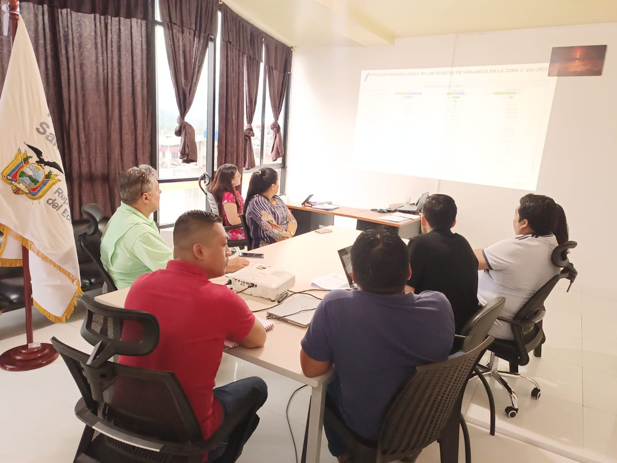 Salud_Napo's tweet photo. 1/3 #ElNuevoEcuador 🇪🇨| Coordinadora Zonal 2 de @Salud_ec, @dr_maesther, mantiene una reunión de trabajo con el equipo técnico de la institución para analizar el estado epidemiológico del Dengue en las provincias de #Napo, #Orellana y #Pichincha rural. https://t.co/MdWfSBwo3J