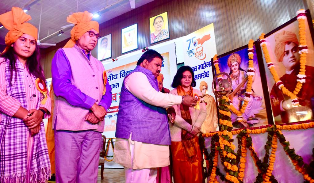 ABVPVoice's tweet photo. :@ABVPMeerutPrant का 'अमृत महोत्सव समारोह' मेरठ में उत्तर प्रदेश भाषा संस्थान के निवर्तमान अध्यक्ष डॉ. राजनारायण शुक्ल, अभाविप के राष्ट्रीय सह संगठन मंत्री श्री @PrafullaAkant, क्षेत्रीय संगठन मंत्री श्री @iManojNikhra एवं चौ. चरण सिंह विश्वविद्यालय की कुलपति प्रो. संगीता शुक्ला की विशेष उपस्थिति में संपन्न हुआ। अभाविप के अनेक वर्तमान एवं पूर्व कार्यकर्ता इस समारोह में उपस्थित रहे। 
 
#ABVP75