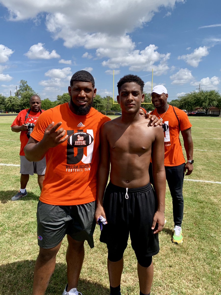 At @WilliamJackson3 camp, standing next to @Edoliver_11 and @tbowser23 in the background! This #GoCoogs bizness in me and not just on me.