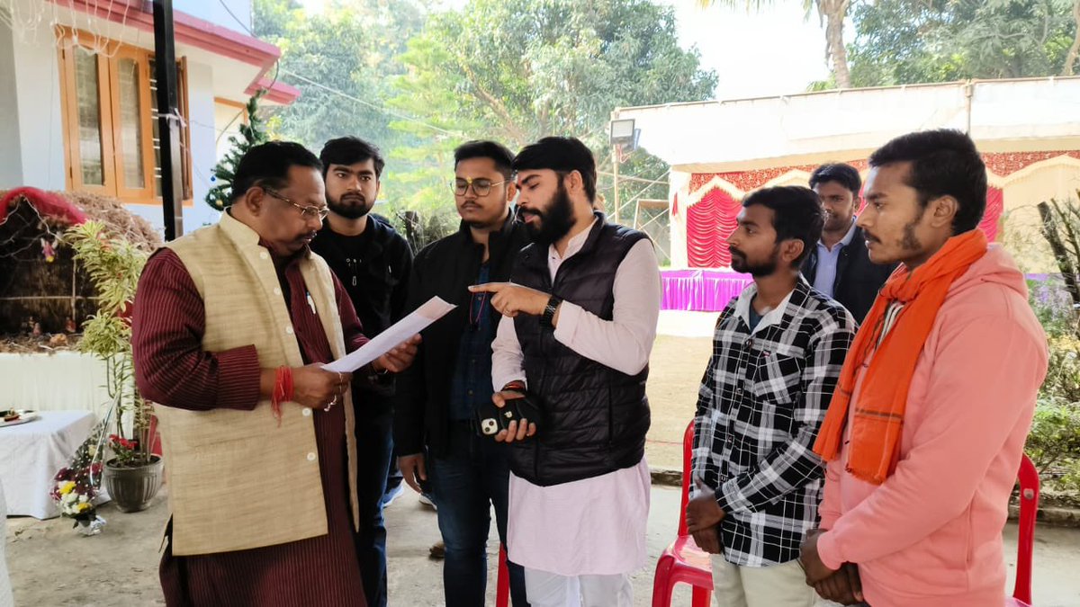 RachitMishra__'s tweet photo. आज आजाद सेवा संघ द्वारा लुंड्रा विधायक आदरणीय @PrabodhMinj अंकल जी से मुलाकात किया गया एवं धौरपुर स्थित नवीन शासकीय महाविद्यालय को स्थानांतरण करवाने हेतु ज्ञापन सौंपा गया। जिसपर उनके द्वारा उचित आश्वासन देते हुए जल्द स्थानांतरण करवाने के साथ छात्रहित में कार्य करने की बात कही गई। https://t.co/roCAebjVaB