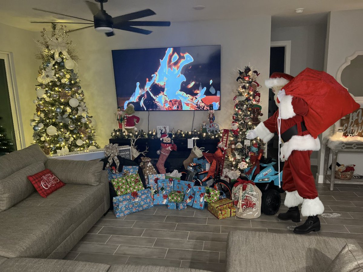 ChassityRene's tweet photo. What a wonderful first Christmas in our new home! ❤️💚🤍🎄🎅🏼 https://t.co/0u4uqTbZpx
