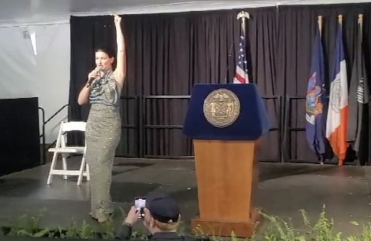 Viktoriia Viennikova is a leader in Ukrainian American Community. She supported young talents & wounded Ukrainian soldiers, performed Ukrainian & American songs @ charity event in CI & Eastern European Heritage Day in Gracie Mansion. Was glad to present her @NYCCouncil Citation.