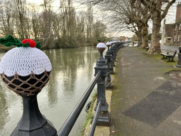 @ClareCollege @LMinghella The possibility here for the invention of a Clare tradition. Some Stakhanovite yarn bombers/guerrilla knitters (I’ve got all the lingo) have topped the 75 railing posts along St Helen’s Wharf, Abingdon, with Christmas puddings (my thanks to @highamnews):
