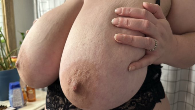 Still plenty of the delicious breast meat left 😉 #TittyTuesday #TuesdayFeeling https://t.co/3XMIeqO4<a href="/tag/tittytuesday"class="tags"><span>#tittytuesday</span></a><a href="/tag/tuesdayfeeling"class="tags"><span>#tuesdayfeeling</span></a>