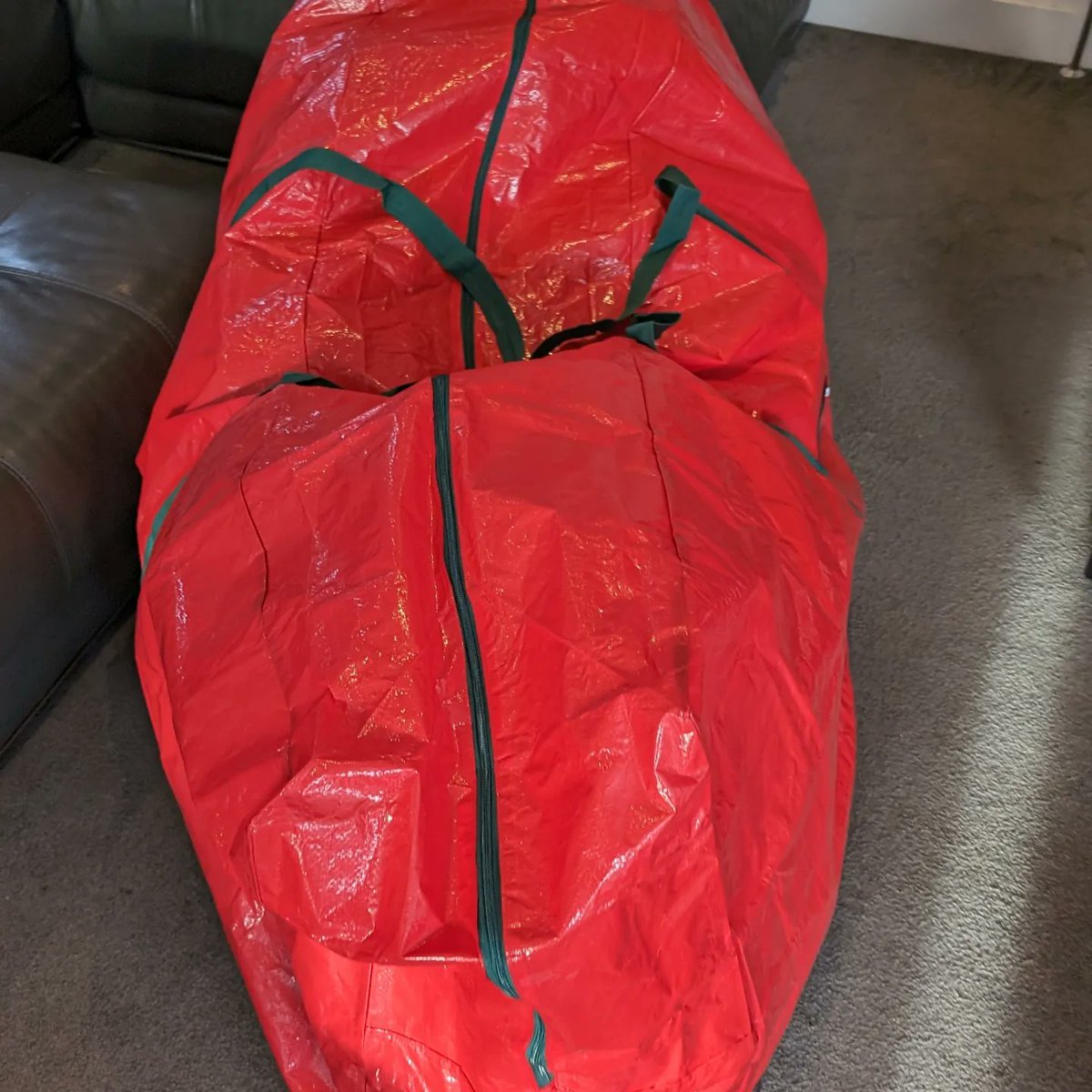 Tree gone... Must be pre travel day... 
So who is joining us in the sunshine state to celebrate the New Year..  
Travelling from Manchester to Orlando tomorrow morning.

Can't wait... ❤️

<a href="/WaltDisneyWorld/">Walt Disney World</a> we're coming for you.  Sort the weather out 🎅🎅❤️❤️❄️❄️