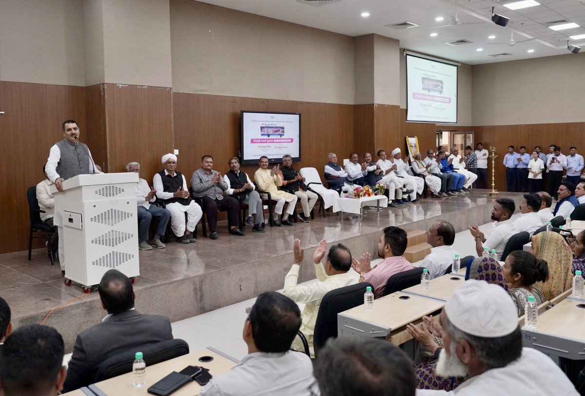ChaudhryShankar's tweet photo. બનાસની સંવેદનશીલ પહેલ...

માનનીય પ્રધાનમંત્રી શ્રી @NarendraModi સાહેબની પ્રેરણાથી બનાસ મેડિકલ કોલેજ દ્વારા બનાસકાંઠા જિલ્લામાં શરૂ થયેલ મેમોગ્રાફી વાન તેમજ પૂર્વ શિક્ષણમંત્રી શ્રી કીર્તિસિંહ વાઘેલાના અનુદાનથી શરૂ કરવામાં આવેલ એડવાન્સ લાઈફ સપોર્ટ વાનનું લોકાર્પણ કર્યું. 

આ વાન અંતરિયાળ વિસ્તારો સુધી પહોંચીને લોકોને આરોગ્ય સેવા પૂરી પાડશે. મેમોગ્રાફીવાન માતાઓ બહેનો માટે આશીર્વાદરૂપ સાબિત થશે.