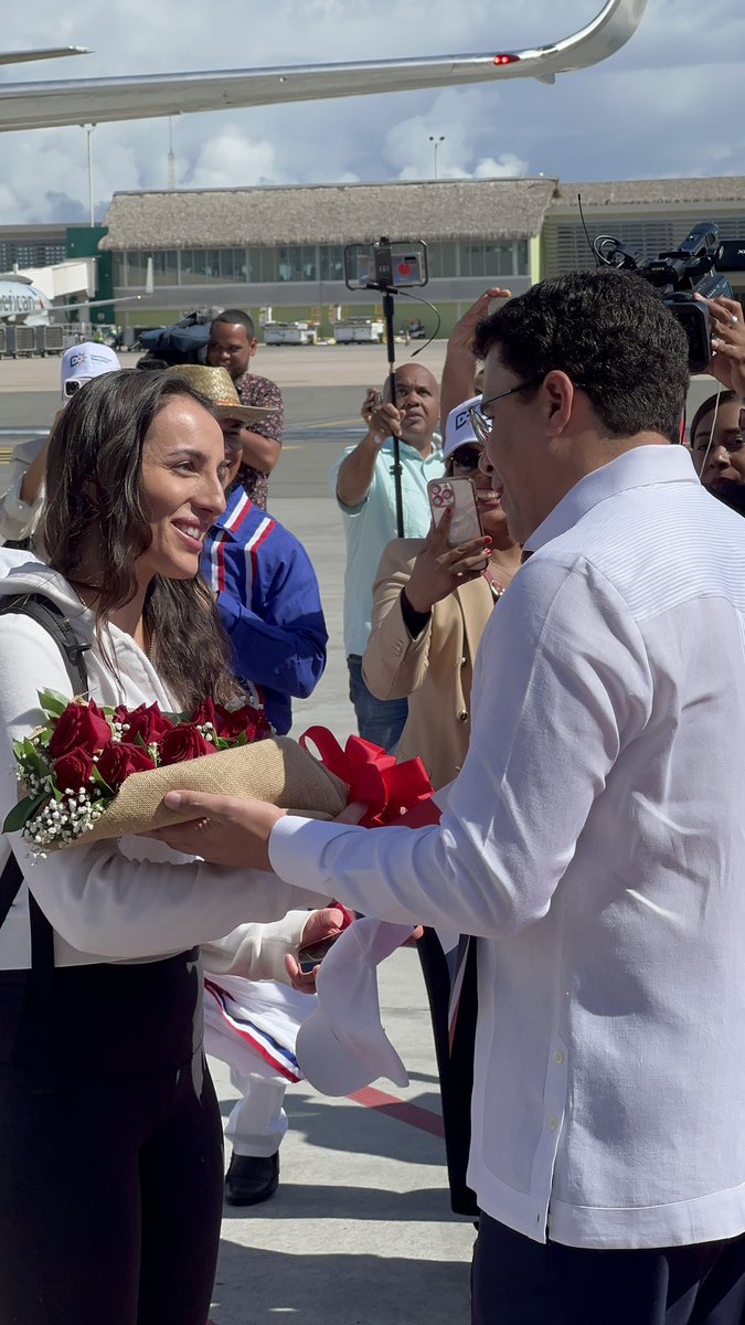 MOMENTO HISTÓRICO: 

Llegada de la turista # 10 millones. 

Es recibida en este momento por el ministro de turismo David Collado. 

Vuelo desde MIA 80% pasajeros extranjeros . Llegó con su novio a pasar fin en año en la bella Rep. Dom. 🇩🇴

#10MMdeSonrisasRD #10MillonesNosVisitan